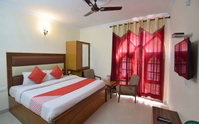 OYO 10229 Hotel Crystal