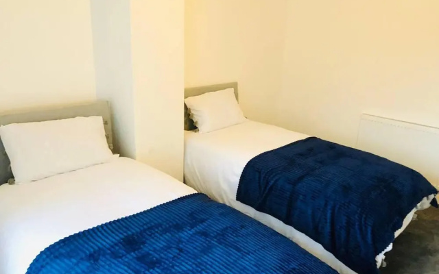 4 Bedroom Lovely Home in Loughborough Town & Uni