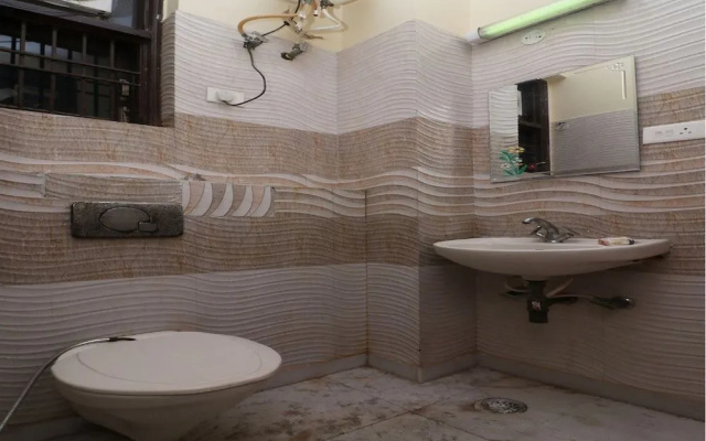 Oyo 30740 Hotel Gurudham Vrindavan