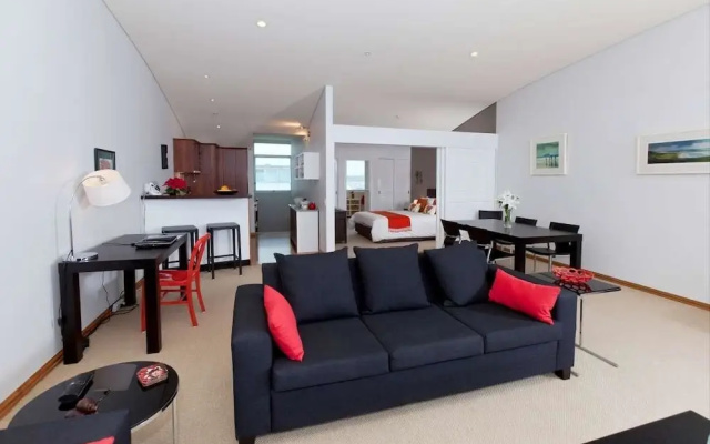 QV Penthouse Apt at Princes Wharf - 860