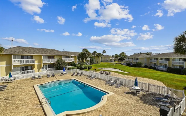SPC 2013 is a Pet Friendly Upstairs 1 BR with Seasonal Beach Setup by RedAwning