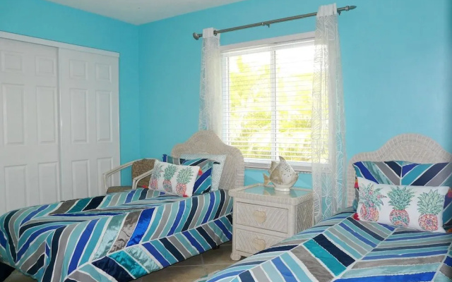 Centrally Located Pet-friendly Home With spa and Pool