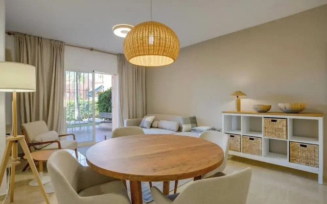 Coastal Retreat-sleeps 8, Sea View, Pool & Parking