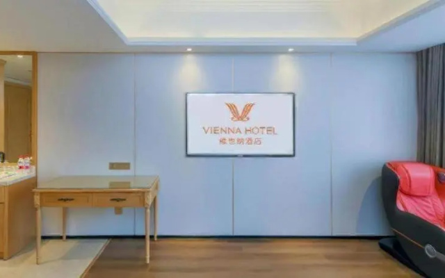 Vienna Hotel (Chongqing Yangjiaping Pedestrian Street Light Rail Station)