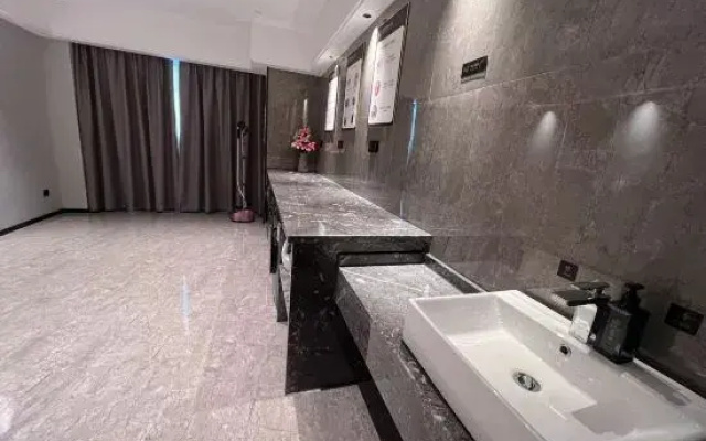 Yixuan International Hotel (Zhongshan Pedestrian Street Rongcheng Tianjie Branch)