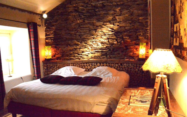 Cozy Holiday Home in Bièvre with Hot Tub