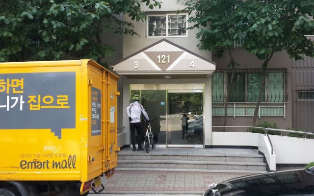 Апартаменты Spacious Apartment in Central Seoul вид на фасад