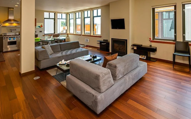 Island Inn at 123 West