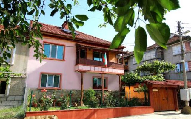 Отель Koliu Malchovata House Трявна вид на фасад