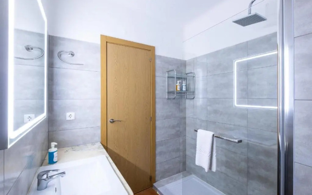 #065 Vila Magna Flat with Pool by Home Holidays