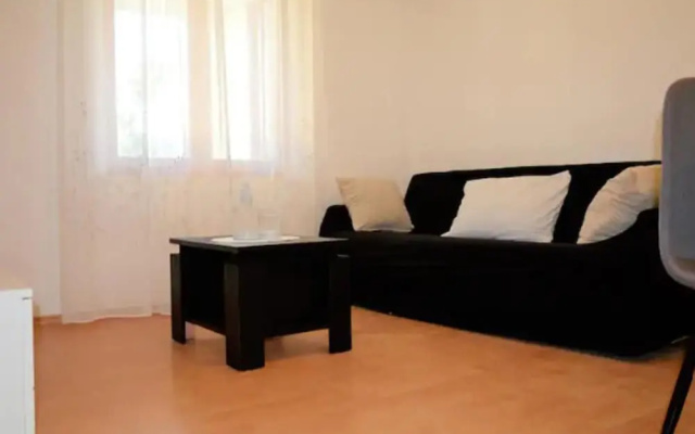 Beachside Apartment - Sleeps 5, Parking & Views