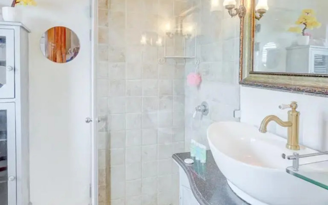 Charming spacious 4BR apt near the sea