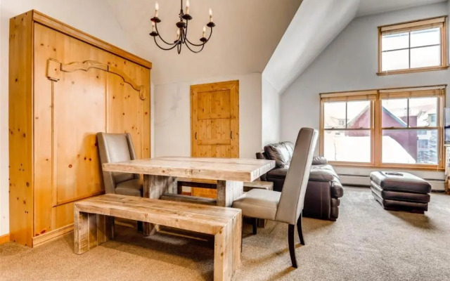 1 Bedroom Plus Murphy Mountain Condo in River Run Village With Mountain Views and Walking Distance to Ski Slopes