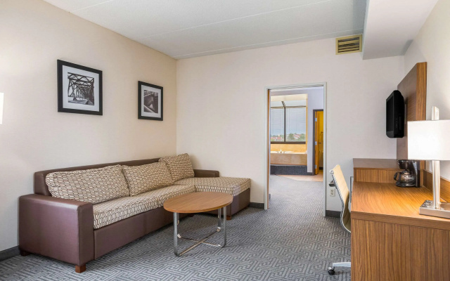 Quality Suites Lansing West