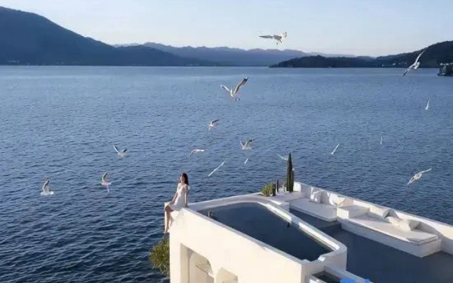 Fuxian Lake · Elephant Bookstore Mountain and Sea Hot Spring Resort (Moon Bay Wetland Park Branch)