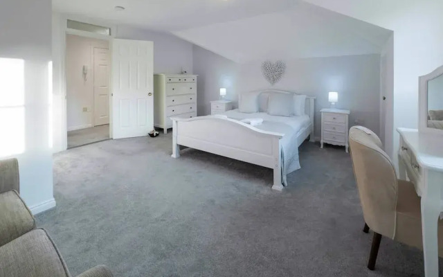 Elegant 2BR Broadstairs Coastal Escape by Adliv