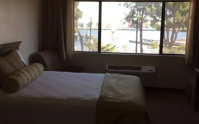 Portside Inn & Suites