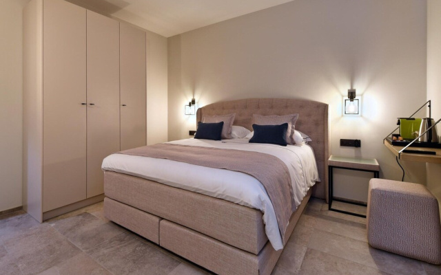 Villa With Pool & Suites for 12 Guests