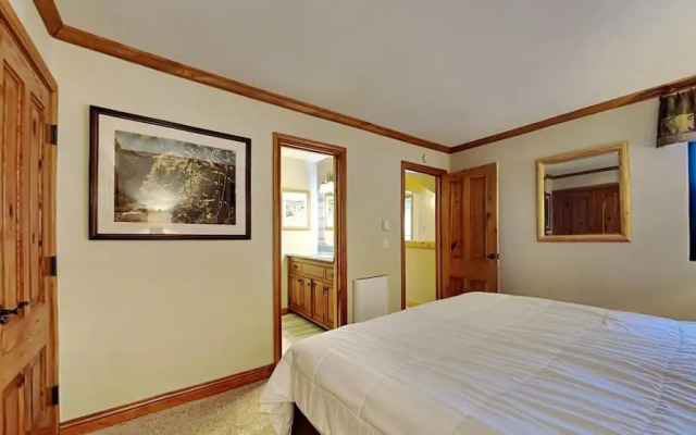Beautiful 2 BR with 2 Full Lofts SLOPESIDE In Quiet Canyon Neighborhood! by RedAwning