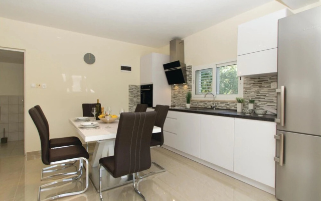 Awesome Home in Poplat With Wifi and 2 Bedrooms