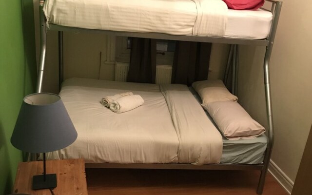 Rooms at 5 Hammersmith Road - Hostel