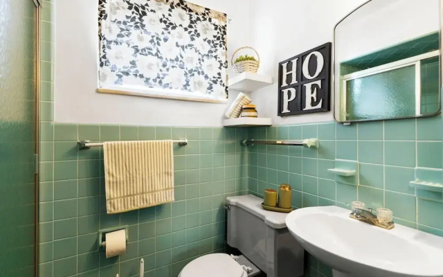 Hollywood 1BR Condo: Pets Allowed, BBQ & Parking