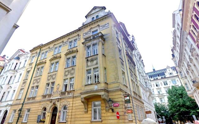 Отель Central and calm Прага вид на фасад