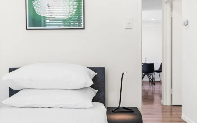 Elegant 2-bed With Balcony by Parks and Amenities