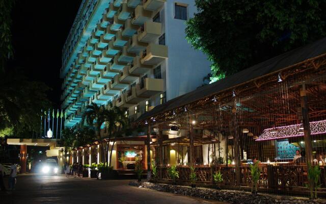 Отель Golden Beach Hotel Pattaya Таиланд, Паттайя - 9 отзывов об отеле, цены и фото номеров - забронировать отель Golden Beach Hotel Pattaya онлайн вид на фасад