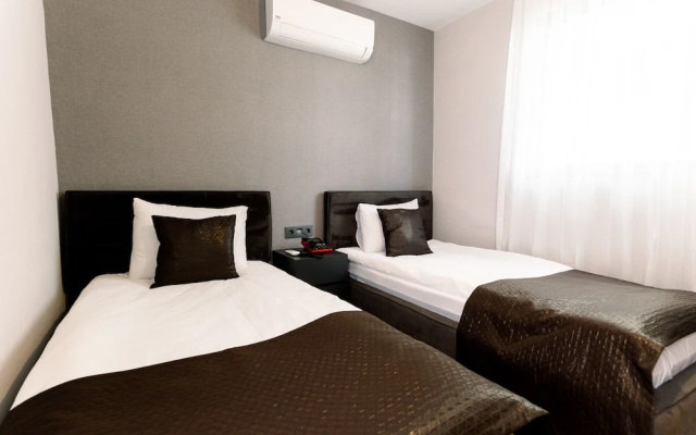 Tri̇o Hotel Airport
