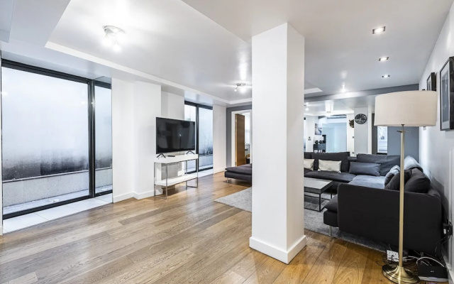 Martin Lane Apartment by Flexystays