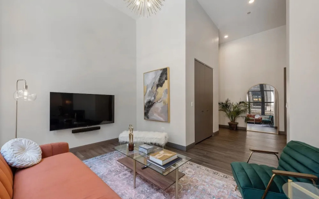 Downtown Charm 2BR Comfort Great Amenities