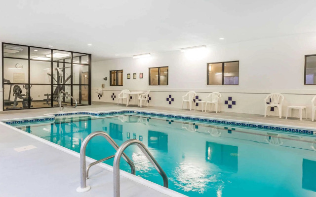 Comfort Inn & Suites East Moline near I-80