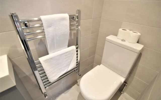 Modern two Bedroom Next TO Brighton Station