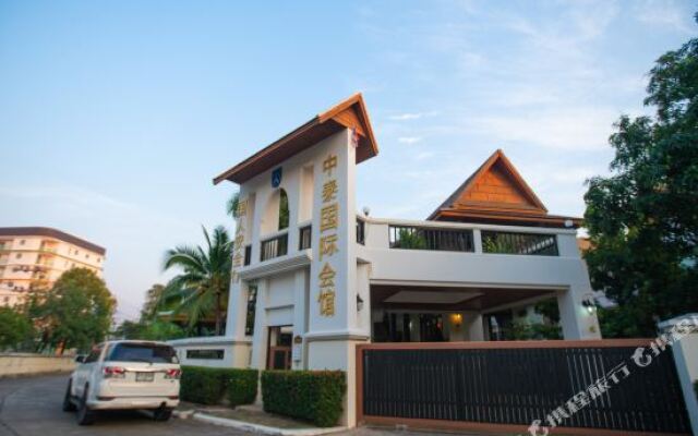 Отель Pattaya Downtown 5 Bedrooms Pool Villa Таиланд, Паттайя - отзывы, цены и фото номеров - забронировать отель Pattaya Downtown 5 Bedrooms Pool Villa онлайн
