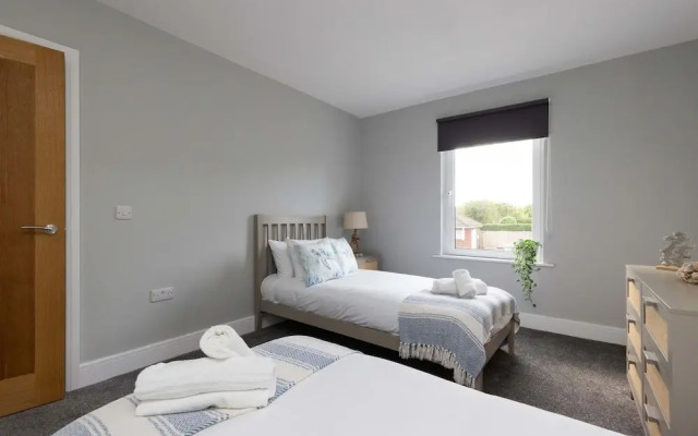 Modern 5-bedroom Retreat Nr Coast