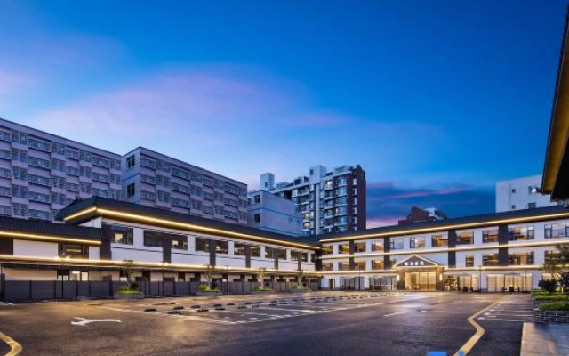 Longyi International Hotel（Xintangwei Subway Station）