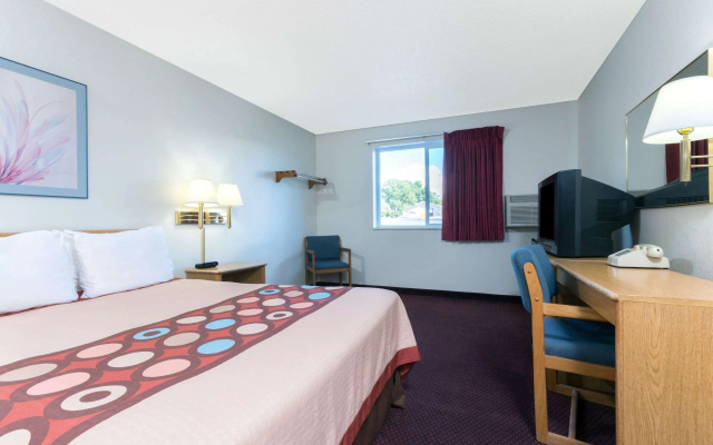 Super 8 by Wyndham Raton