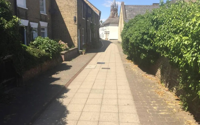 River House 2BR 1 Bathroom & Downstairs Toilet Parking St Neots Town Centre
