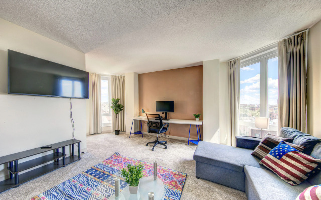 Spacious Back Bay Condo with Great Amenities!