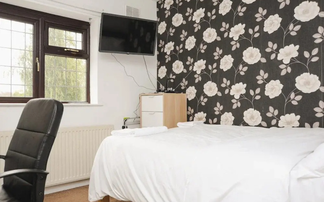Room in Guest Room - Large Bright Room in Coventry