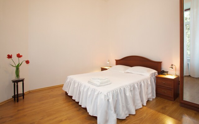 Гостиница Renaissance Suites Odessa комната для гостей