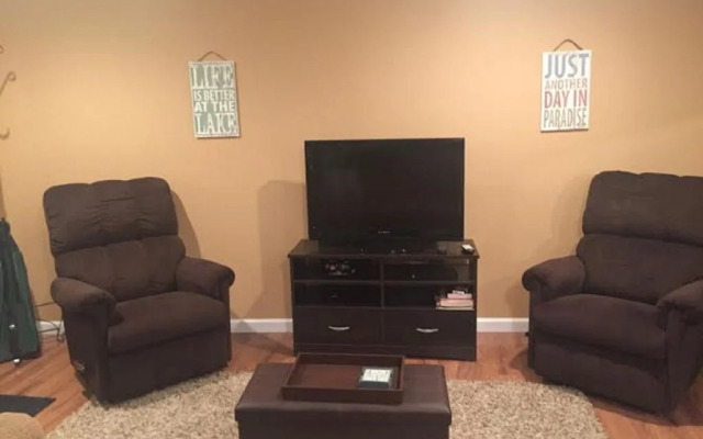 Lakefront Luxury Studio Condo With Free Dock