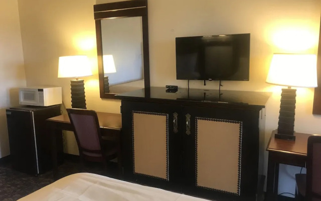 Travelers Inn & Suites