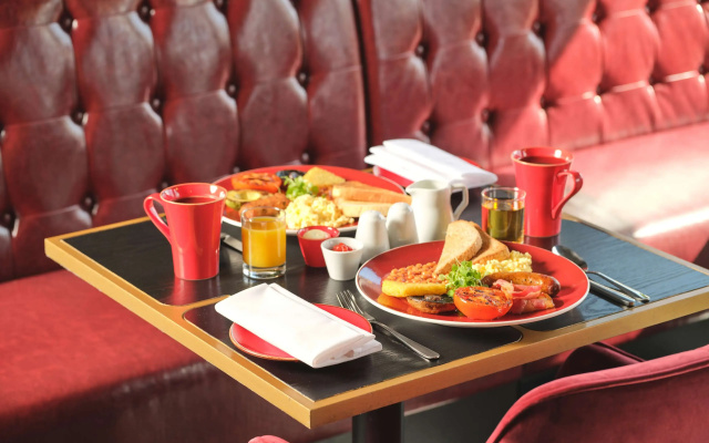 Radisson RED London Gatwick Airport