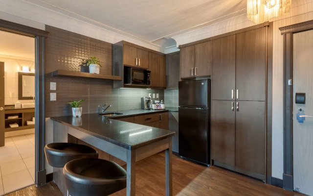 Coast Calgary University Area Hotel by APA