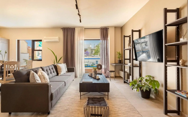 Acropolis View 2-Bedroom Apt, Minimal-Safari Vibe, Big Balcony!