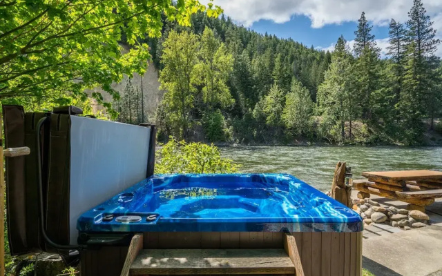 Moosehead Lodge 3 Bedroom Home by NW Comfy Cabins