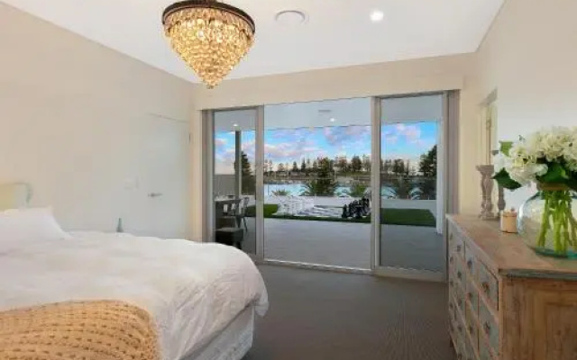 Belle Vue- Penthouse at Black Beach