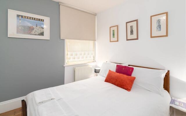 Отель Good Size 2 Bedroom in a Perfect Location Великобритания, Лондон - отзывы, цены и фото номеров - забронировать отель Good Size 2 Bedroom in a Perfect Location онлайн комната для гостей
